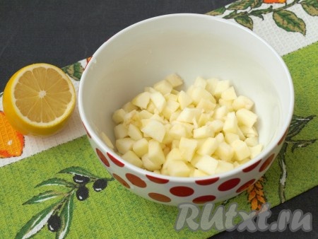 Яблоко очистить, нарезать кубиками, полить лимонным соком и перемешать, чтобы все кусочки хорошо пропитались.
