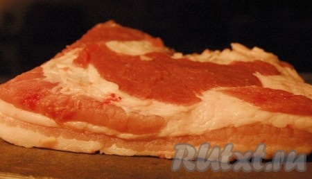 К постному мясу обязательно добавить кусочек свежего бекона без шкурки.