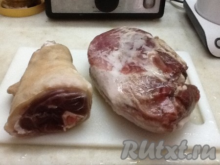 Подготовим мясные составляющие - свиную рульку с хорошей мясной частью и кусок говядины или телятины (я использовала заднюю часть, мякоть без кости). Тщательно их моем, ножом зачищаем кожу на рульке и отправляем в кастрюлю.
