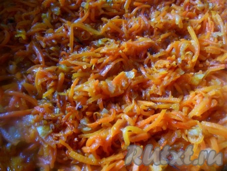 Затем добавьте морковь, немного сахара, слегка посолите и готовьте овощи, иногда помешивая, до румяного цвета.
