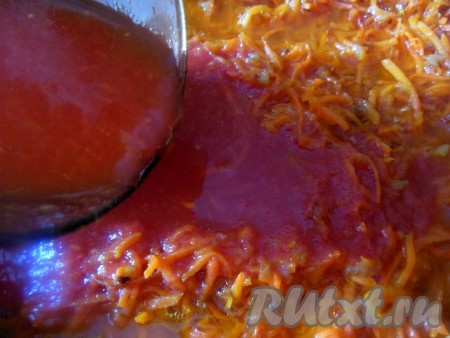 В обжаренные овощи добавьте томатный сок, соль по вкусу и немного сахара.

