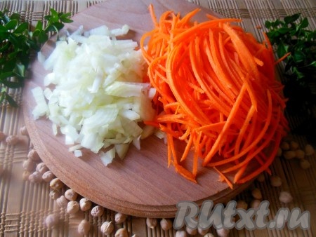 Морковь натрите на терке (я использую терку для моркови по-корейски), лук нарежьте мелкими кубиками.

