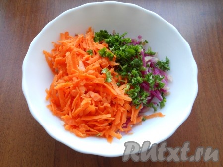 Добавить к редьке натертую на крупной терке морковь и измельченную петрушку.
