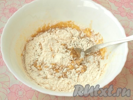 Добавить в смесь соль, муку и разрыхлитель, перемешать тесто ложкой.

