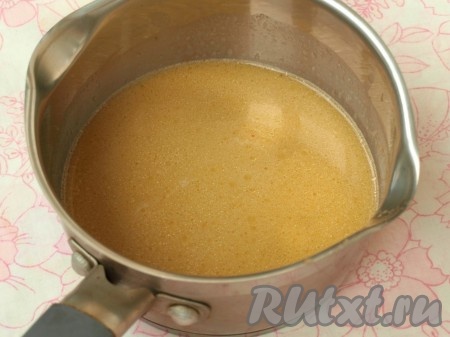 В кастрюльку добавить сливочное масло и влить молоко, нагреть до растворения масла. В горячую смесь добавить растворимый кофе и хорошо размешать, затем остудить.
