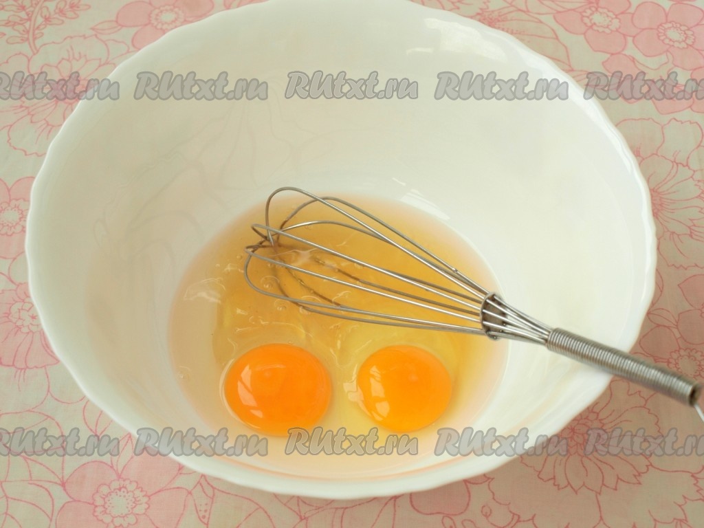 Кремовые яйца. Взбитые яйца. Взбить яйца венчиком. Яйца в миске. Взбитые яйца в миске.