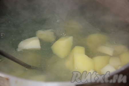 Картофель режем кубиками, заливаем водой и варим до полуготовности. 