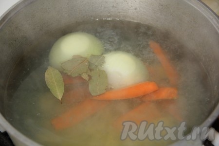 Лук и морковку нарезаем крупными брусочками и отправляем в нашу кипящую воду. Добавляем лавровый лист, перец горошком, соль. 