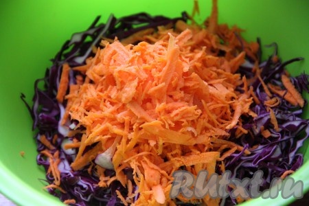 Морковь натереть на средней терке и добавить к капусте.