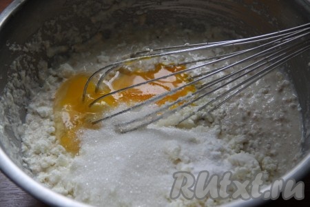 Добавить яйца, сахар, соль и соду, тщательно перемешать. Тесто получится достаточно густым и не должно стекать с ложки.
