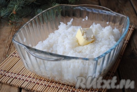 Когда время приготовления закончится, кастрюлю с рисом достать. Добавить по вкусу сливочное масло и перемешать. 