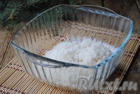 Рис хорошо промыть до прозрачной воды. Для приготовления этого блюда понадобится кастрюля с крышкой, которую можно использовать для микроволновки. Промытый рис поместить в кастрюлю. 
