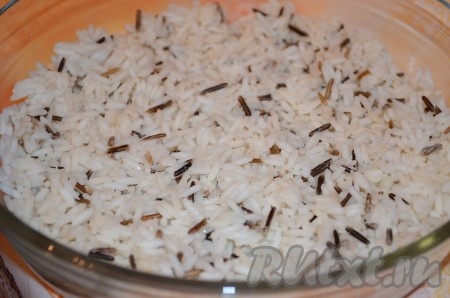 Предварительно отваренный рис выкладываем в смазанную маслом форму для запекания.