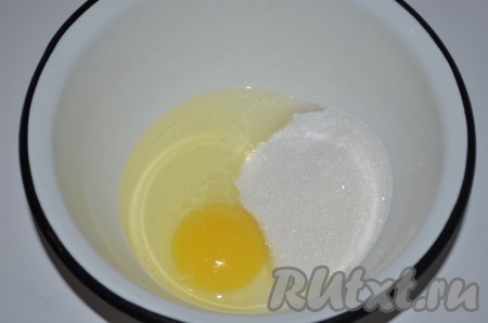 В миске взбить венчиком яйцо, сахар и ванилин до однородной массы.
