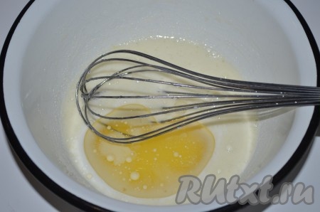 В смесь яиц и сахара влить подсолнечное масло и молоко, перемешать.
