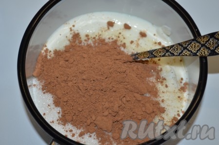Для приготовления глазури в маленькой кастрюльке соединить сметану, сахар и какао-порошок.
