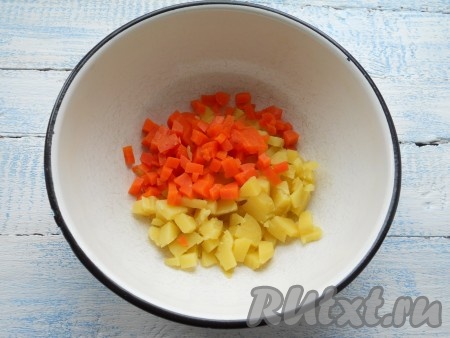 Свеклу, картофель, морковь и яйца сварить, остудить и очистить. Картошку и морковь нарезать небольшими кубиками.
