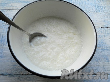 Кефир комнатной температуры влить в глубокую миску, добавить соду, перемешать, оставить на 5-7 минут, чтобы сода погасилась.
