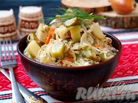Хорошо перемешать все ингредиенты и подать салат из квашеной капусты с солеными огурцами к столу.
