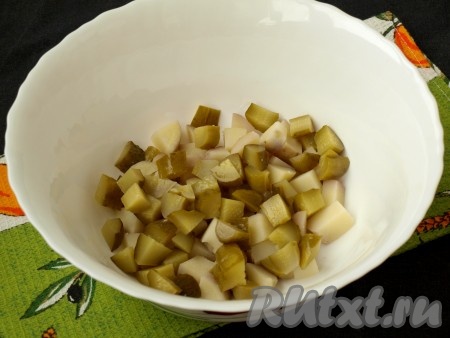 Картофель сварить, очистить и нарезать крупным кубиком. Также нарезать огурцы.
