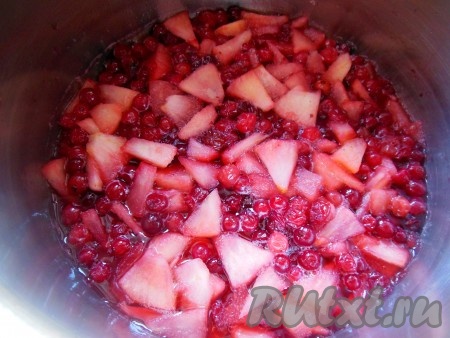 За время варки ягоды клюквы полопаются, отдадут свой сок, а яблоко станет мягким.
