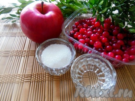 Соус из клюквы и яблока состоит из самых простых ингредиентов.
