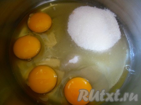 Поместите в емкость сахар, ванильный сахар и яйца.