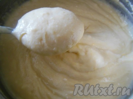 Тесто для цитрусовых кексов получится легким, по густоте напоминающим домашнюю сметану. Дайте тесту настояться в течение 20 минут.
