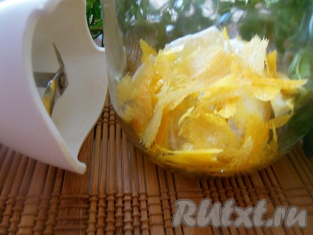Мякоть и цедру лимона пробейте погружным блендером.
