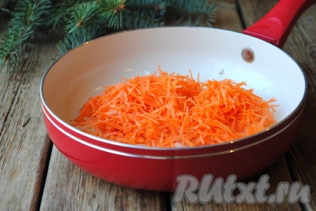 Очистить морковь и лук. Морковь, натёртую на средней терке, и нарезанный кубиками лук выложить на сковороду с растительным маслом и отправить на средний огонь.
