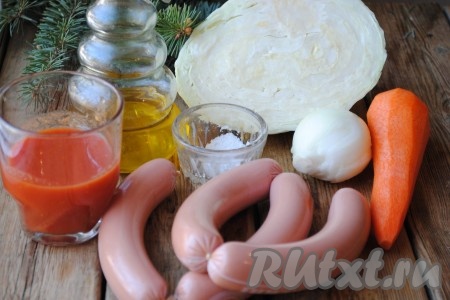 Ингредиенты для приготовления капусты, тушеной с сосисками на сковороде