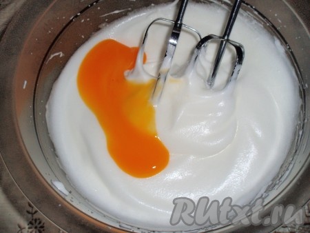 Яйца разделить на белки и желтки. Белки взбить до устойчивой пены, постепенно всыпая 50 грамм сахара. Затем добавить по 1 желтку, продолжая взбивать.