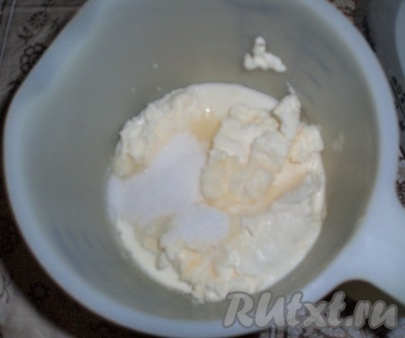 Для приготовления крема - маскарпоне и сливки взбить с сахаром.

