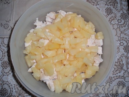 Ананасы вынуть из сиропа, если ананасы в кольцах - нарезать на мелкие кусочки. Добавить ананасы к куриному мясу.
