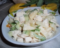 Салат c курицей, ананасами и огурцом