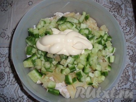 Заправить салат майонезом, перемешать, добавить перец и соль по вкусу.
