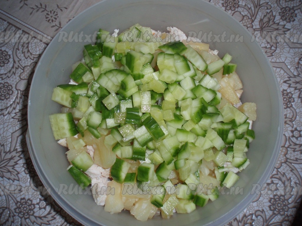 Салат с курицей, ананасами и помидорами