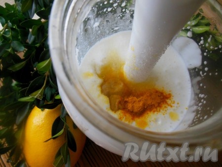 Затем всыпаем соль, сахар, добавляем горчицу и лимонный сок. По желанию можно ещё положить куркуму, чтобы добавить лёгкий жёлтый оттенок. Для подкисления майонеза вместо лимонного сока можно использовать столовый уксус 9%.