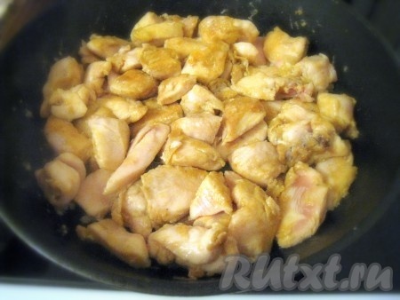 Обжарить кусочки куриной грудки на сковороде с раскаленным маслом на хорошем огне, постоянно переворачивая и встряхивая в течение 15 минут.