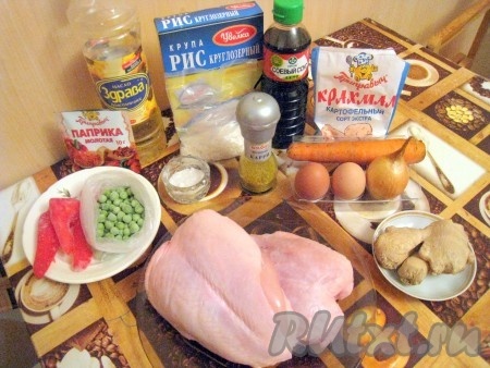 Ингредиенты для приготовления куриных грудок в соевом соусе и риса с овощами.