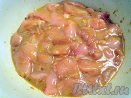 Кусочки куриных грудок в соевом соусе готовы к обжарке.