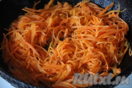 На сковороде, в которой жарили мясо, обжариваем морковь в течение 1 минуты, помешивая.
