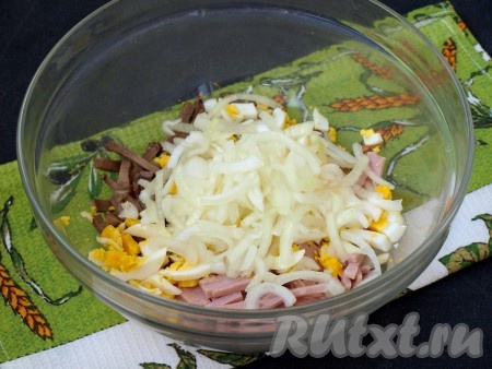 Затем также нарезать яйца, добавить к ветчине и языку. Выложить в салатник маринованный лук.
