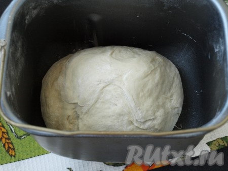 В хлебопечке выставить режим "Замес теста" на 30 минут. Получится замечательное, мягкое и не липнущее тесто.

