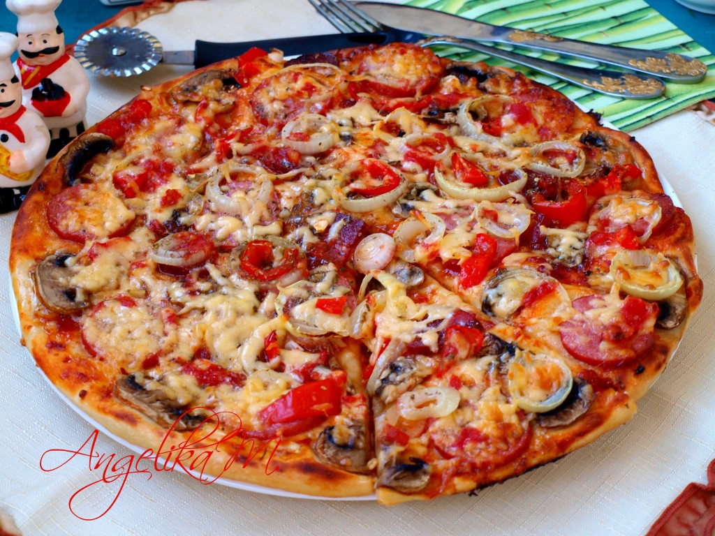 Пицца с грибами, колбасой и помидорами — рецепт с фото
