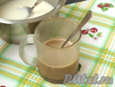 В чашку насыпать растворимый кофе и добавить к нему 2 столовые ложки кипятка, хорошо размешать. Затем в чашку добавить половину молока с желатином, перемешать.
