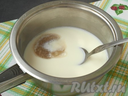 Спустя время, нагреть молоко, затем добавить в него желатин, перемешать и прогреть, помешивая, пока желатин не растворится в молоке, но не кипятить. Добавить сахар, перемешать.
