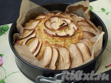 Духовку разогреть до 180 градусов и печь пирог с творогом и яблоками 45-50 минут (готовность можно проверить деревянной палочкой - при прокалывании выпечки, она должна остаться сухой). Ориентируйтесь на свою духовку.
