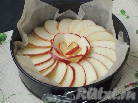 Яблоко разрезать на 4 части и вырезать сердцевину, затем нарезать тонкими ломтиками. У меня яблоко было крупное, хватило одного. Разложить ломтики яблока сверху пирога по кругу. Также заполнить серединку.
