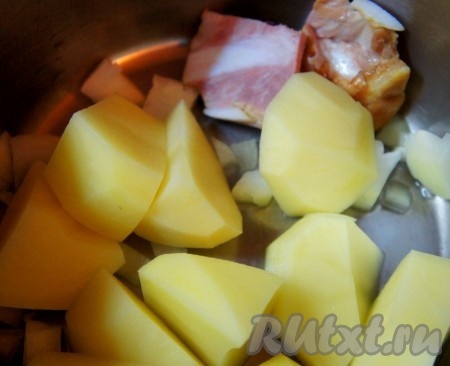 Крупно нарезать картофель, половину репчатого лука, немного бекона для копчёного привкуса. В небольшую кастрюлю поместить картофель, лук, бекон. Налить немного воды и поставить суп вариться на средний огонь на 15 минут.